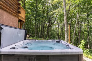 Outdoor spa tub - Adventure Creek - pet friendly, hot tub, creek on site, ping pong (Boone)