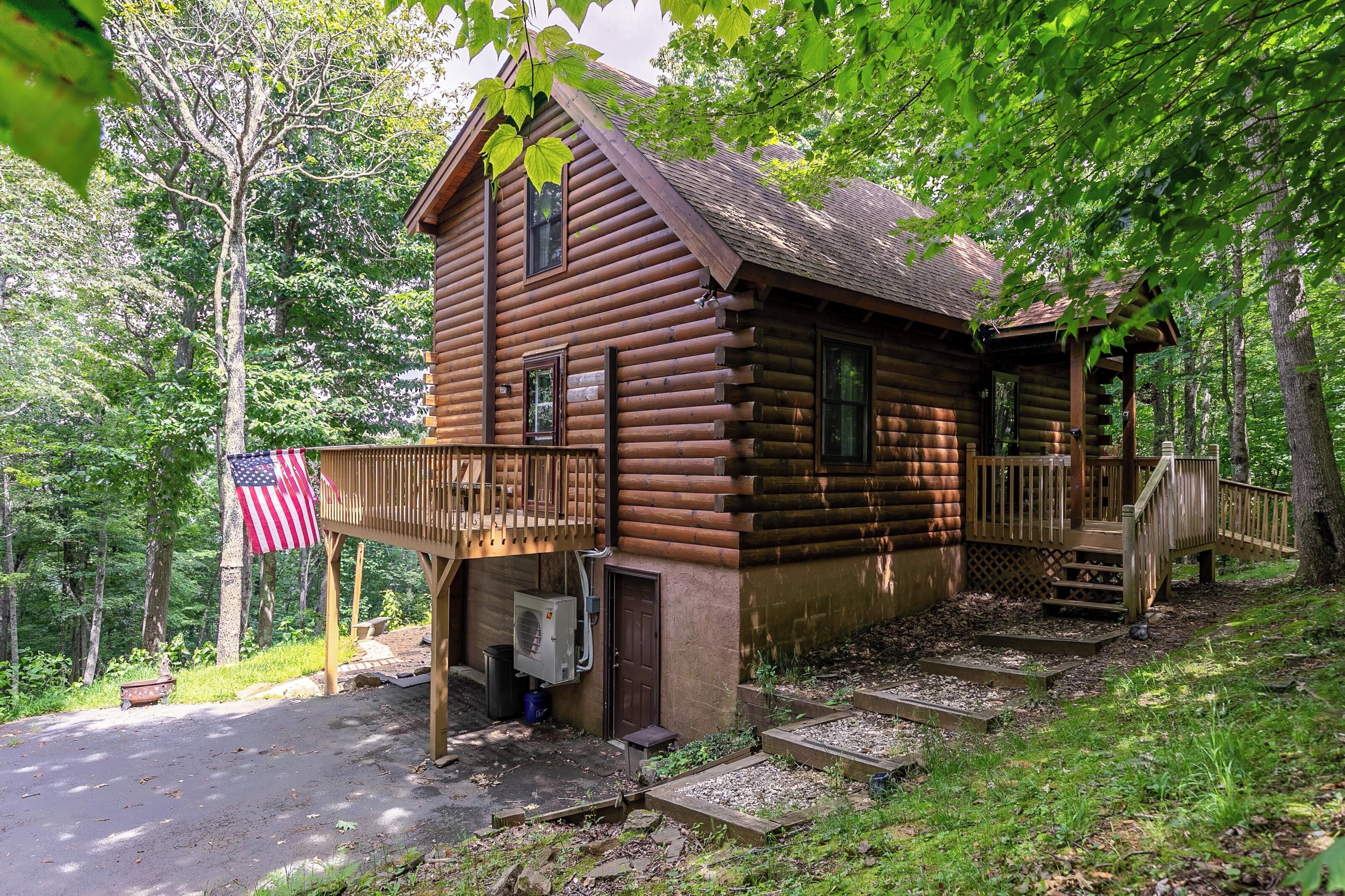 Adventure Creek - pet friendly, hot tub, creek on site, ping pong