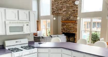 Large Group Retreat w/ secluded party room and private pool