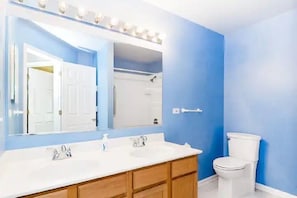 Combined shower/bathtub, jetted bath, hair dryer, towels