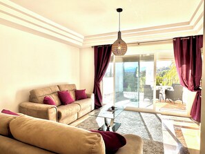 Smart-TV, peis og bøker