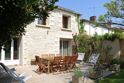 Stone house with garden for 8 people in Venise Verte
