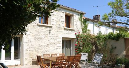 Stone house with garden for 8 people in Venise Verte