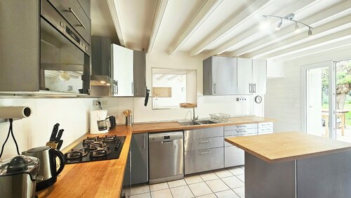 Stone house with garden for 8 people in Venise Verte