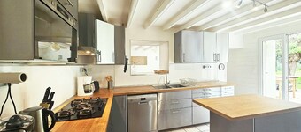 Stone house with garden for 8 people in Venise Verte