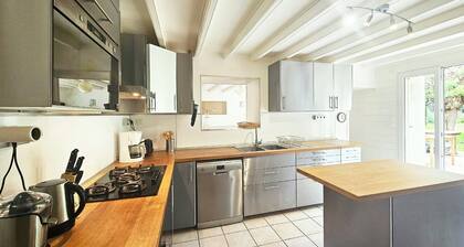 Stone house with garden for 8 people in Venise Verte