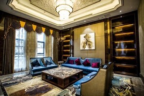 A spacious living room with a sectional sofa, a coffee table, and a fireplace. - Binhu Hotel (Hanchuan)