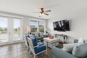 Smart TV, fireplace, video games, Netflix - Beautiful Pointe West Beach House w/Great Sunsets, Beach, Bay Views & Pet Ok (Galveston)