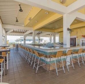 Outdoor dining - Beautiful Pointe West Beach House w/Great Sunsets, Beach, Bay Views & Pet Ok (Galveston)