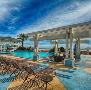 An infinity pool - Beautiful Pointe West Beach House w/Great Sunsets, Beach, Bay Views & Pet Ok (Galveston)