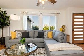 Smart TV, fireplace - Cozy Palm Springs-Home with Pool and Spa (Palm Springs)