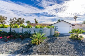 Property grounds - Cozy Palm Springs-Home with Pool and Spa (Palm Springs)