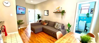 Modern & Sunny FamFriendly 2BR Home, 1 stop to NYC