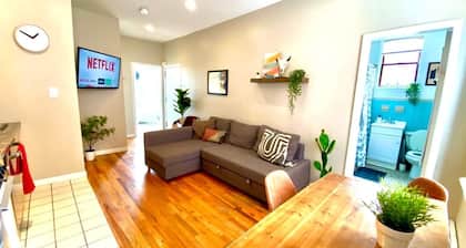 Modern & Sunny FamFriendly 2BR Home, 1 stop to NYC