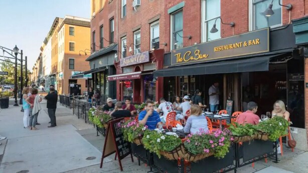 Un restaurant doté d’une terrasse et d’une façade en briques.