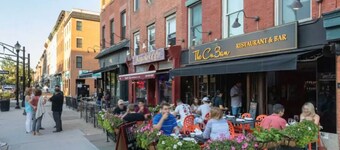 Modern & Sunny FamFriendly 2BR Home, 1 stop to NYC