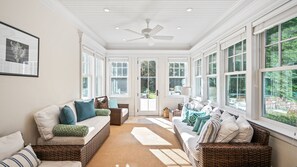 Smart-tv, pejs, bordtennisbord, stereoanlæg