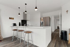 Kjøleskap, mikrobølgeovn, oppvaskmaskin og brødrister