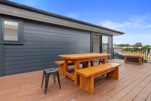 Outdoor dining - Sandy Shores - Waihi Beach Holiday Home (Waihi Beach)