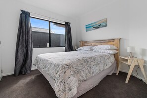 4 bedrooms, iron/ironing board, WiFi, bed sheets - Sandy Shores - Waihi Beach Holiday Home (Waihi Beach)