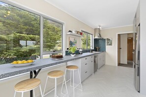 Fridge, microwave, dishwasher, toaster - Tahuna Family Escape - Paihia Holiday Home (Paihia)