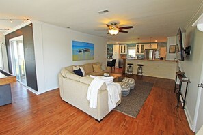Smart TV - Clean and inviting Canal Front Cottage (Kill Devil Hills)