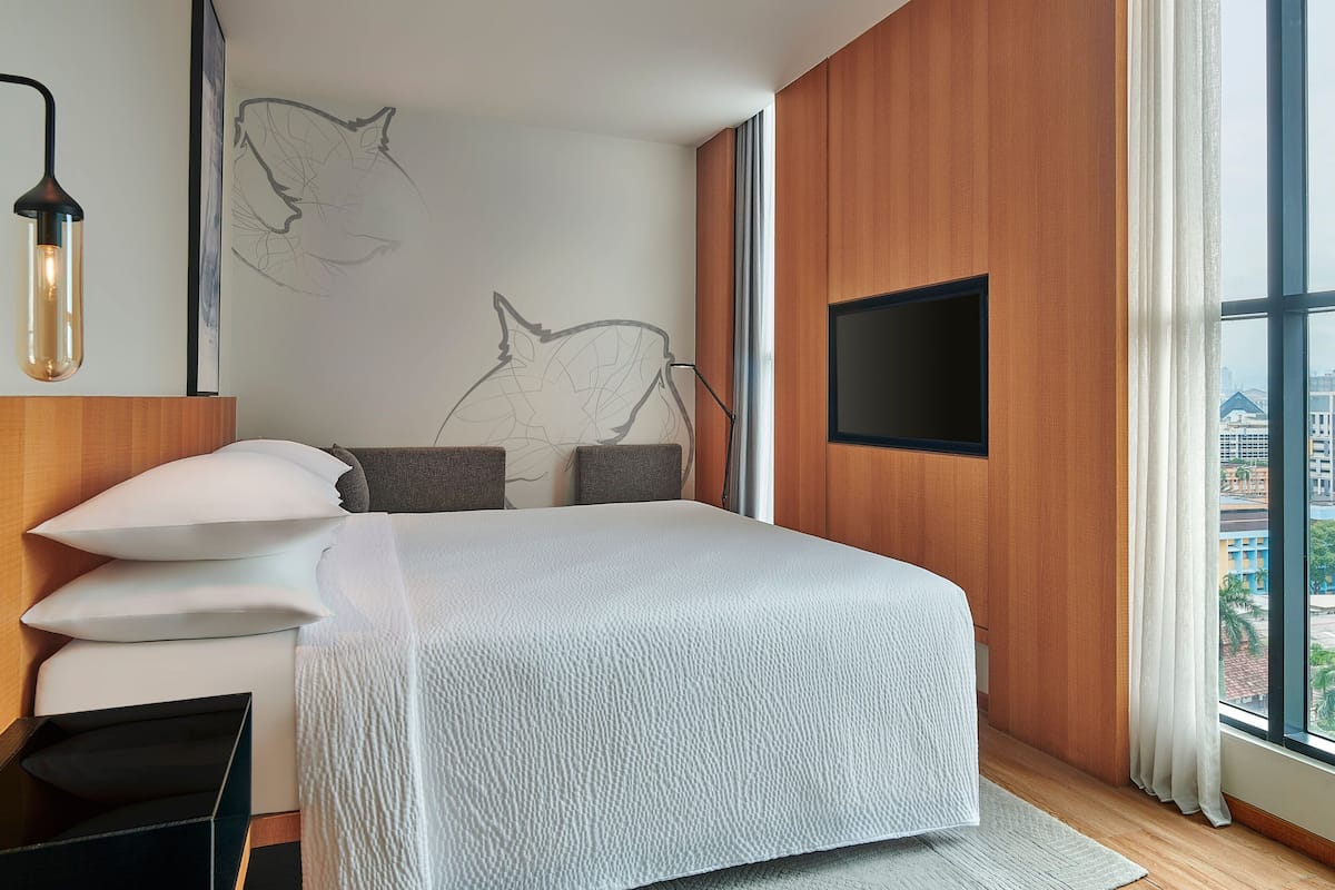 Kamar Deluks, 1 Tempat Tidur King, sudut | Minibar, brankas, meja kerja, dan setrika/meja setrika