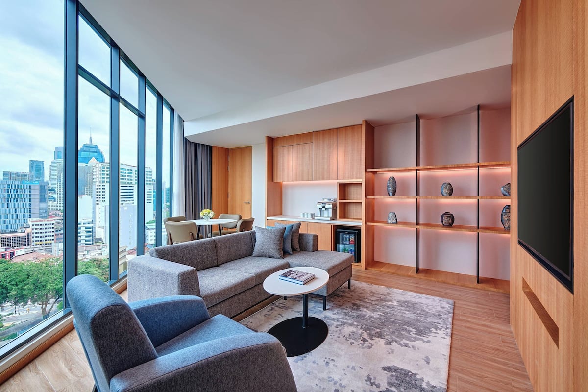 Suite, 1 Tempat Tidur King | Area keluarga | Smart TV 43-inci dengan saluran TV kabel dan TV