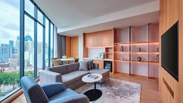 Suite, 1 cama King size | Área de sala de estar | Smart TV de 43 pulgadas con canales por cable y televisión