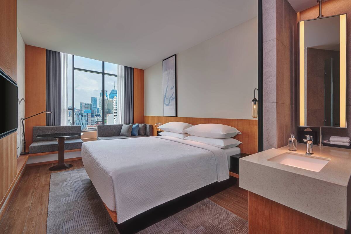 Kamar Standar, 1 Tempat Tidur King | Minibar, brankas, meja kerja, dan setrika/meja setrika