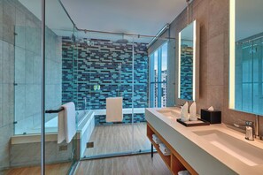 Suite, 1 Tempat Tidur King | Kamar mandi | Perlengkapan mandi gratis, pengering rambut, jubah mandi, dan sandal