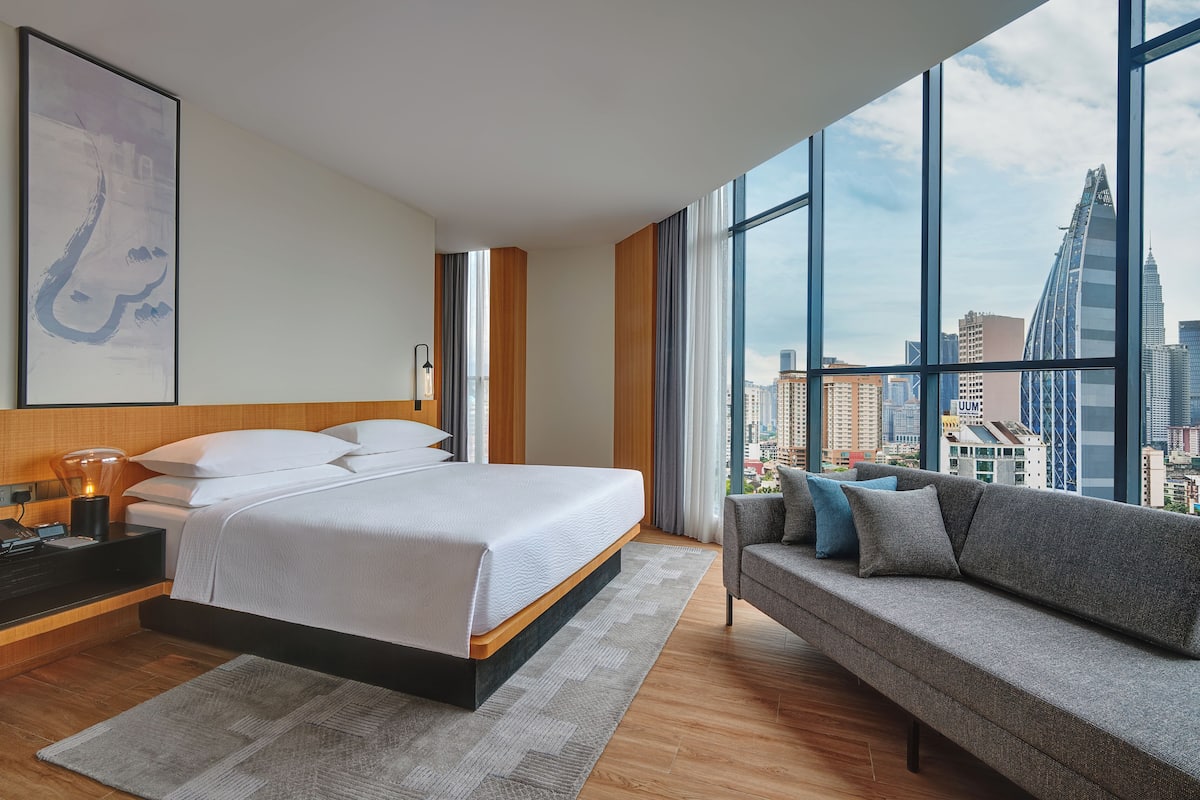 Studio Suite, 1 Tempat Tidur King | Minibar, brankas, meja kerja, dan setrika/meja setrika