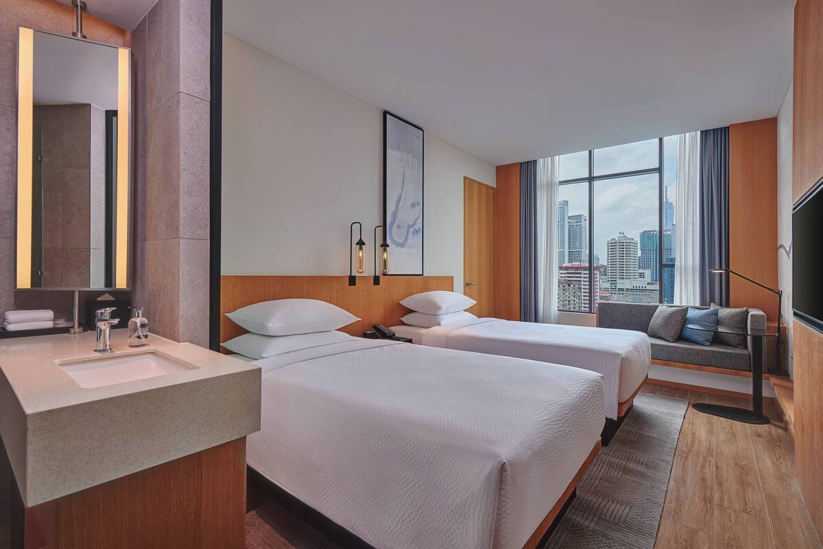Kamar Standar, 2 Tempat Tidur Twin | Minibar, brankas, meja kerja, dan setrika/meja setrika