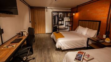 Quarto luxo | Cofres nos quartos, escrivaninha, ferros/tábuas de passar roupa