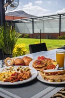 每日供应全套早餐（需付费）