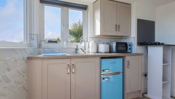 Cottage | Private kitchen | Fridge, microwave, electric kettle, toaster