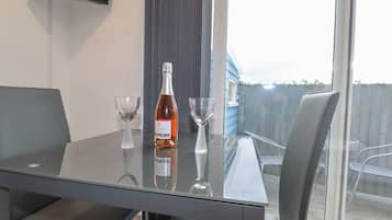 Cottage | Private kitchen | Fridge, electric kettle, toaster, cookware/dishes/utensils