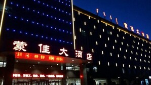 Un hôtel doté d’une enseigne lumineuse et d’une façade moderne.