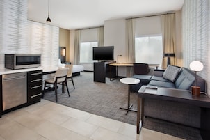 Escritorio, espacio para trabajar con laptop y cortinas blackout