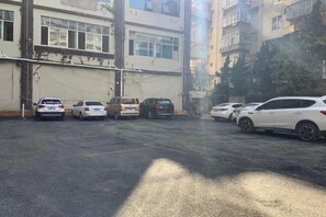 Free self-parking - Vienna Hotel (Kunming Baiyun Road Metro Station Jiang'an) (Kunming)