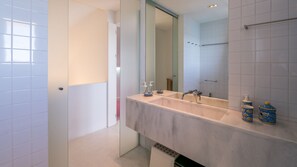 Haartrockner, Handtücher, Toilettenpapier