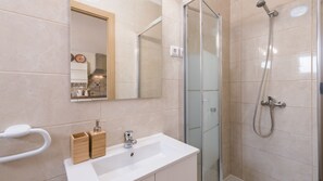 Sèche-cheveux, serviettes fournies, papier toilette