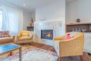 Smart TV, chimenea y impresora