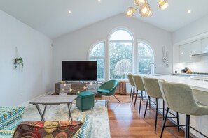 Smart TV, chimenea y impresora