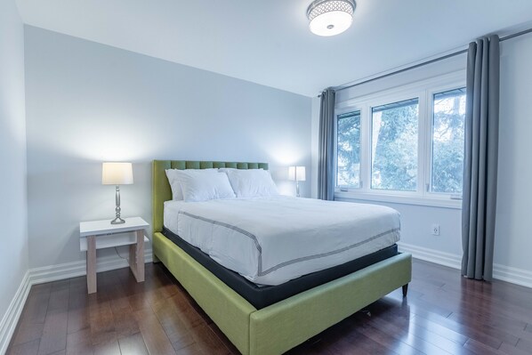 4 عدّة غرف نوم ومكتب ومكواة/لوح كي وسرير سفر