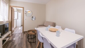 Dining - Sweet Escape II w/ Backyard by LovelyStay (Quarteira)