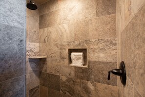Douche, sèche-cheveux, serviettes fournies