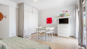 1 habitación, tabla de planchar con plancha, wifi gratis y ropa de cama 