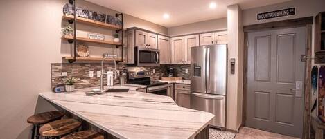 Réfrigérateur, four à micro-ondes, un four, lave-vaisselle