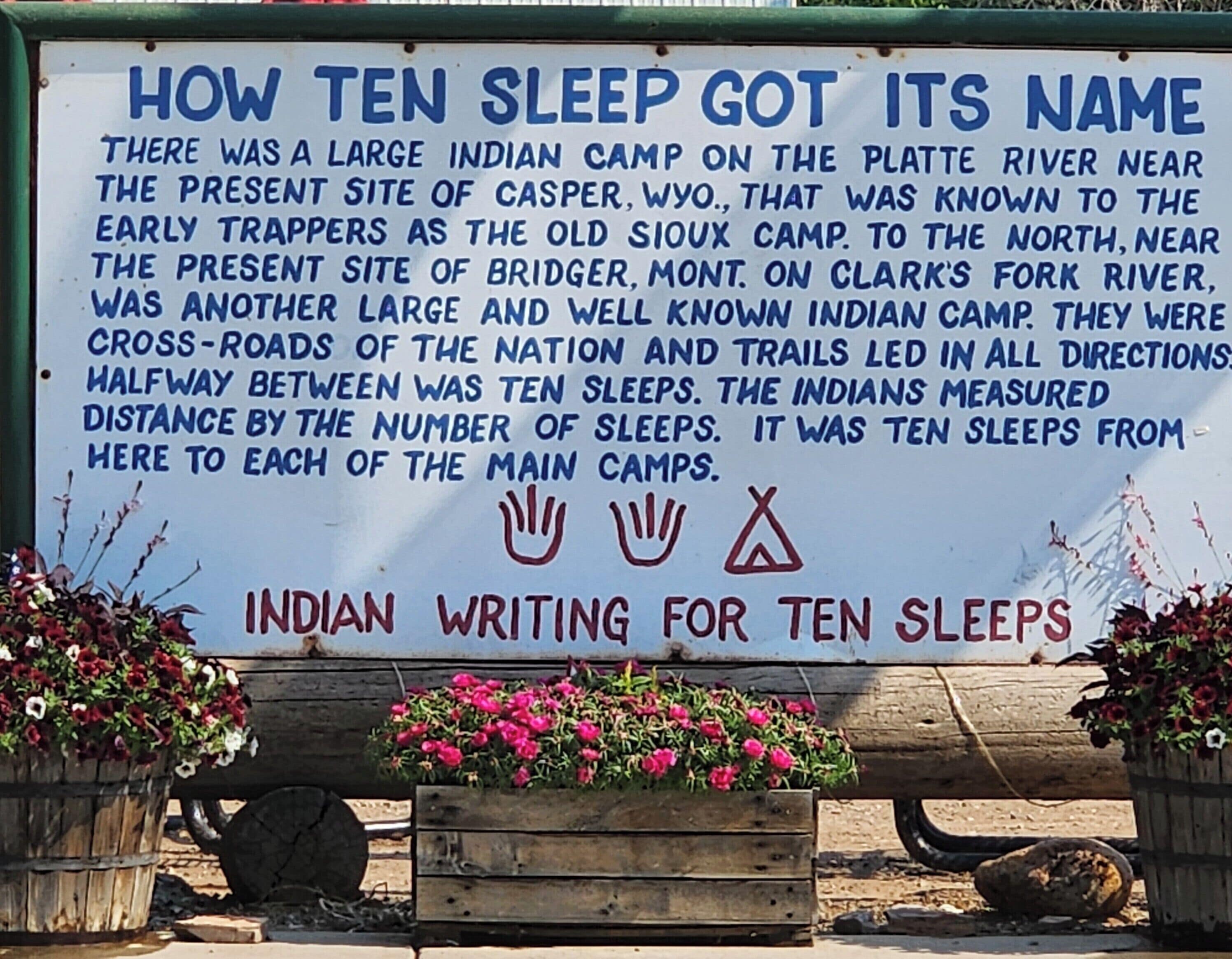 Ein Schild mit historischen Informationen über den Ursprung des Namens 'Ten Sleep'.